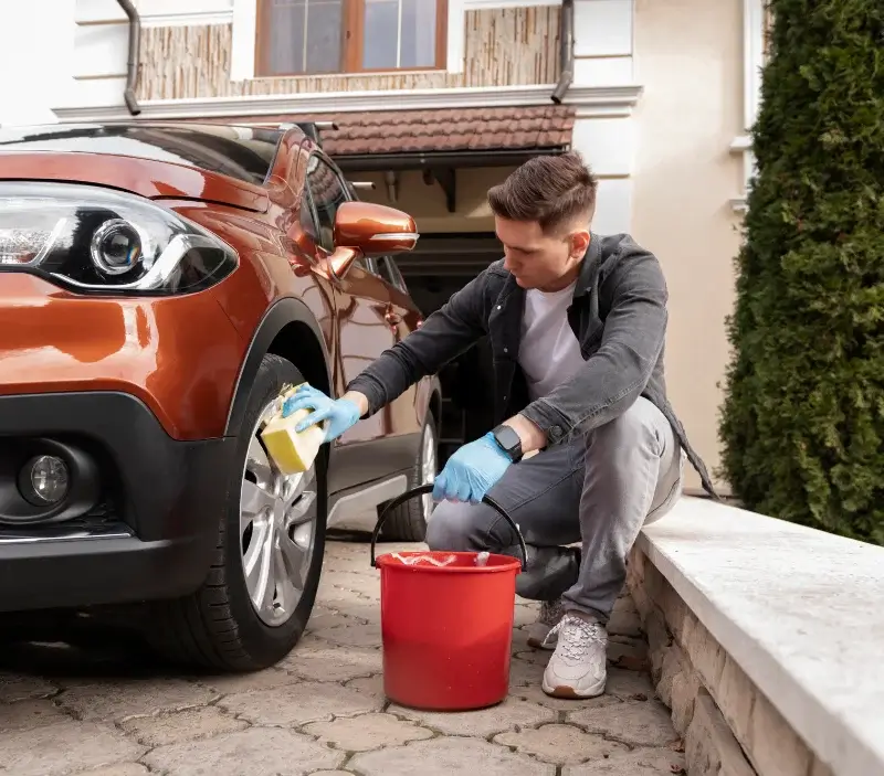 Lavage auto à domicile Décines-Charpieu : professionnel intervenant sur un véhicule